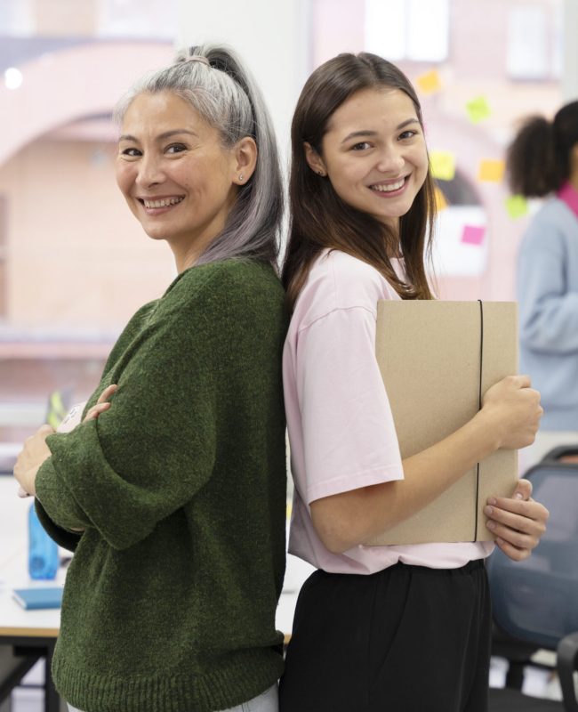 adultos trabajando